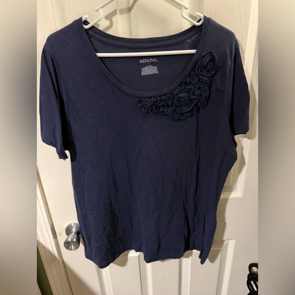 ❣️❄️Merona Women's Navy Top with Floral Detail